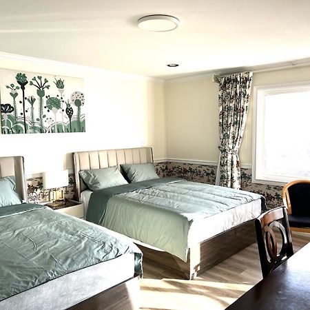 Master Bedroom With Two Queen Sized Bed Ричмонд Экстерьер фото